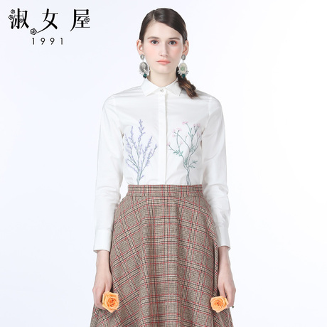 淑女屋2018年秋季新款植物花卉图案修身柔软米白色上衣商品大图