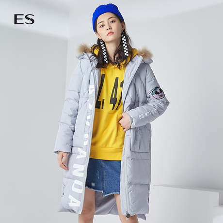 艾格ES冬季简约字母印花毛领连帽中长款羽绒服女8A033500562商品大图
