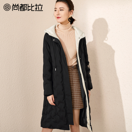 【8折价638元】尚都比拉撞色连帽韩版长款收口袖压花白鸭绒羽绒服商品大图