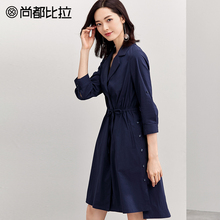 尚都比拉2018新款秋装单排扣西装领显瘦侧边开叉腰间系带风衣外套图片
