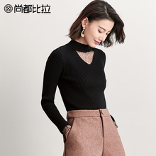 尚都比拉2018秋冬新款小心机拼接网纱透视显瘦v领口喇叭袖针织衫图片