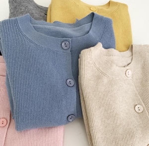 温柔奶油色百搭圆领单排扣针织开衫