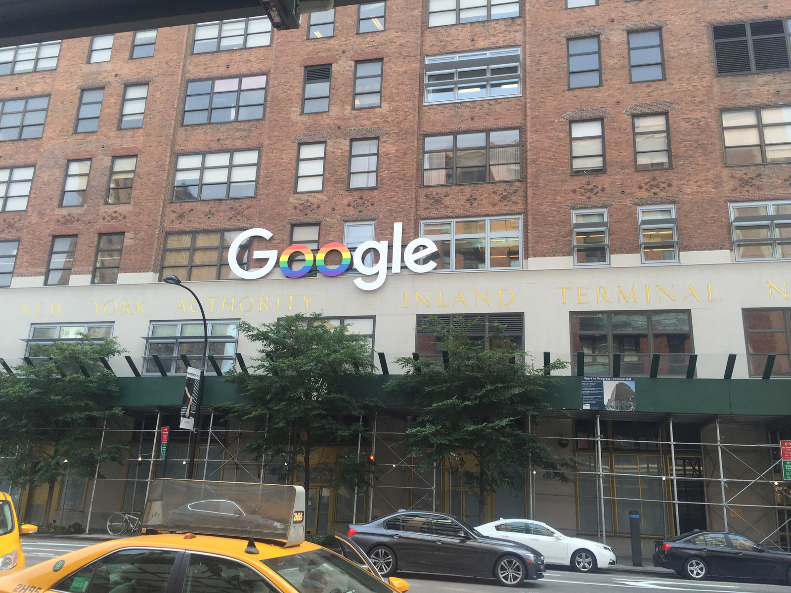 Google 为 LGBT 更换的彩虹 Logo