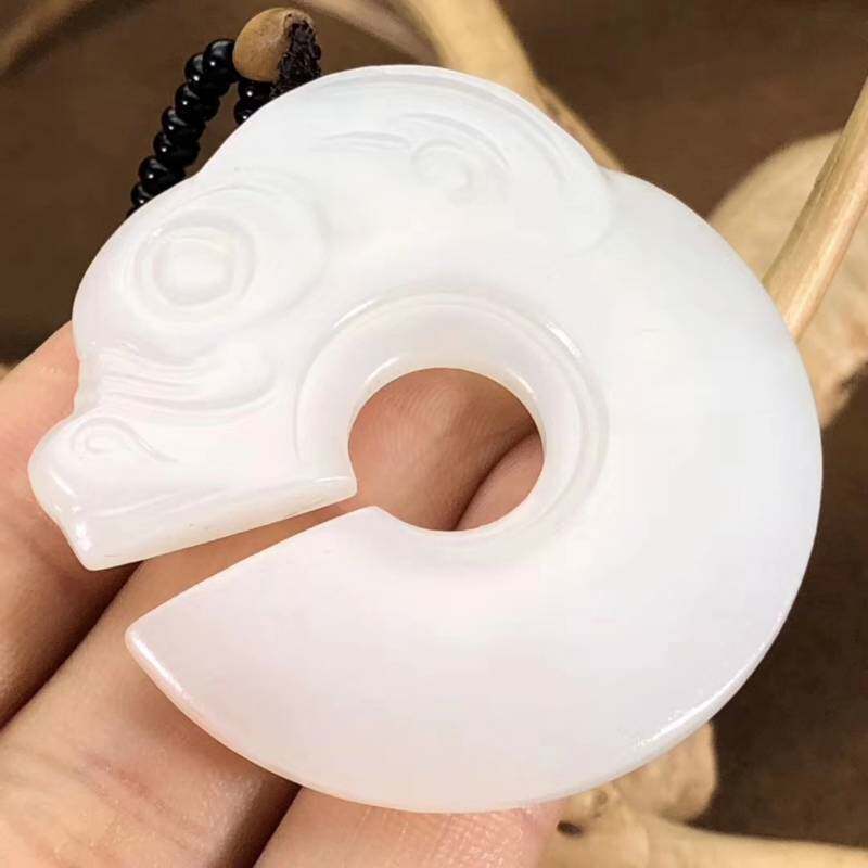 和田玉猪龙寓意是什么？红山文化玉器中最早的龙形图腾符号🐉 - 好物