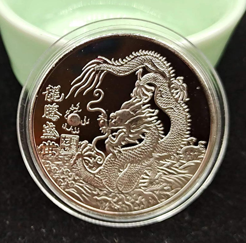 龙年纪念章选镀金款更有仪式感
