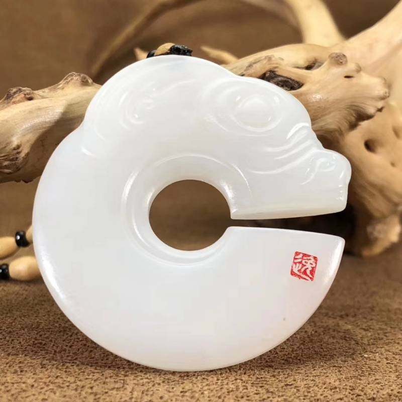 和田玉猪龙寓意是什么？红山文化玉器中最早的龙形图腾符号🐉 - 好物