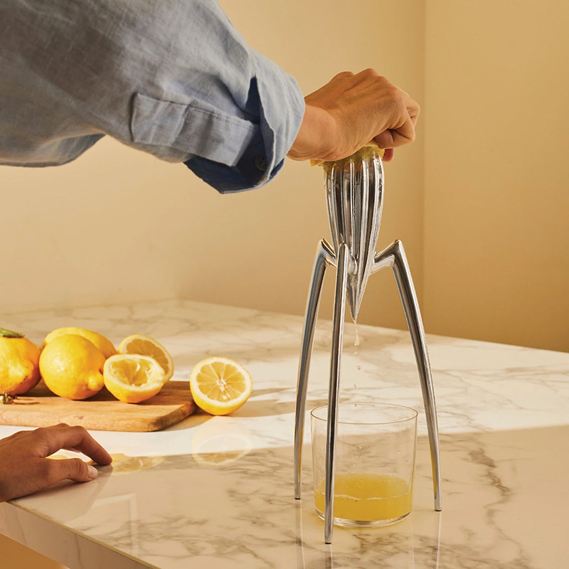 这个外星人居然会榨汁？我家厨房被它萌翻了！