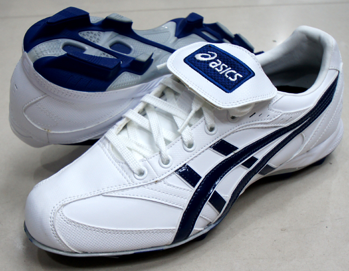 asics baseball shoes