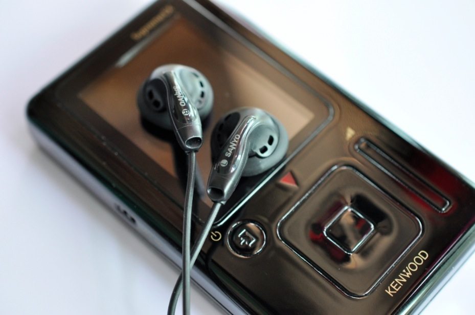 Classic old Cypriot sony MDR-E741 (sony oem related to Sanyo e888 484 272  v14) - 99GO